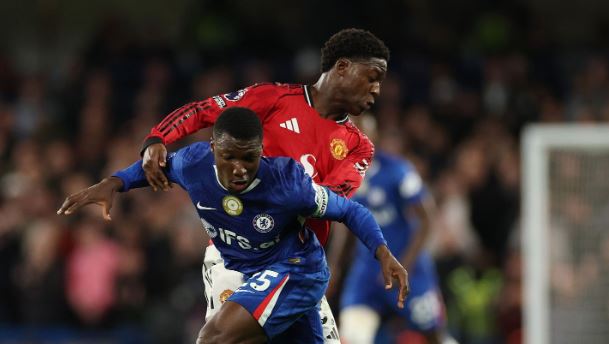 Moises Caicedo (6.5/10): Làm tốt vai trò đánh chặn và luân chuyển bóng nhưng không quá bùng nổ.

Enzo Fernandez (6.4/10): Trở lại đầy ấn tượng, là cầu thủ sáng tạo nhất trên sân nhưng các đồng đội không tận dụng được nỗ lực của anh.

Cole Palmer (6.4/10): Palmer không thể toả sáng như kỳ vọng. Không cú sút trúng đích, không tạo ra đột biến và hoàn toàn mất hút khi đội bóng cần anh nhất.

Estevao Willian (6/10): Rời sân quá sớm do chấn thương.

Liam Delap (6.2/10): Thi đấu năng nổ, kém may mắn với cú dứt điểm trúng xà ngang nhưng vẫn cho thấy khoảng cách trình độ ở các trận cầu lớn.

Pedro Neto (6.5/10): Chơi nhiệt huyết nhưng thiếu hiệu quả trong các pha xử lý cuối cùng.

Chấm điểm các cầu thủ 2 đội. Ảnh: BongDa.com.vn.