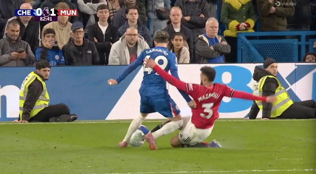 Mazraoui ngăn cản Garnacho với cú tắc bóng chuẩn mực.