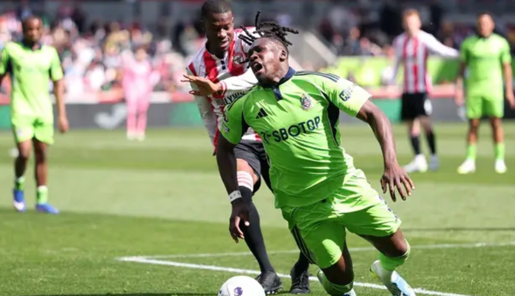 Ảnh bài viết Trọng tài bị tố thiên vị Fulham, xử ép Lisandro Martinez