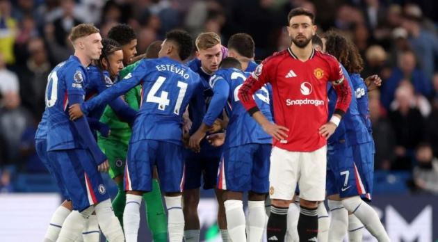 Bruno Fernandes toả sáng trước Chelsea.