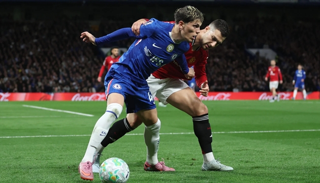 Garnacho không thể vượt qua Dalot.