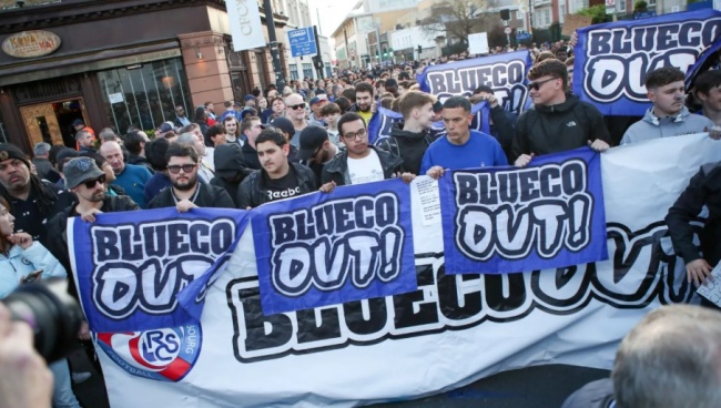 CĐV biểu tình phản đối giới chủ Chelsea.