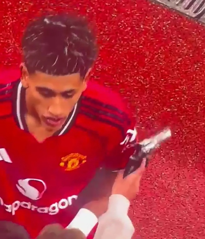 Hình ảnh đã gây xôn xao ở Old Trafford.