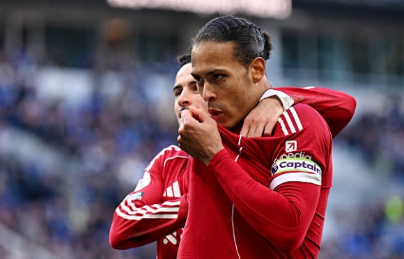 Van Dijk lên tiếng đúng lúc.