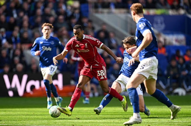 Ryan Gravenberch (7.0): Hiệp một mờ nhạt khi liên tục thất thế trong các pha tranh chấp, nhưng đã cải thiện đáng kể tốc độ xử lý bóng sau giờ nghỉ

Dominik Szoboszlai (7.3): Hoạt động năng nổ, đầy mạnh mẽ và là người thực hiện quả phạt góc chuẩn xác để Van Dijk ấn định tỷ số


Cody Gakpo (7.1): Để lại dấu ấn với pha kiến tạo thông minh cho bàn mở tỷ số nhưng dần mờ nhạt trước khi rời sân ở phút 74


Florian Wirtz (6.8): Khởi đầu chậm chạp và thiếu hiệu quả, nhưng dần thi đấu chủ động hơn trong việc kết nối hàng công vào hiệp hai.


Mohamed Salah (7.8): "Vua Ai Cập" tiếp tục chứng minh đẳng cấp với pha dứt điểm lâm sàng mở tỷ số và luôn là mối đe dọa thường trực bên hành lang cánh.


lexander Isak (6.5): Gặp khó khăn trong việc tìm sợi dây liên lạc với các đồng đội và không để lại quá nhiều dấu ấn rõ nét