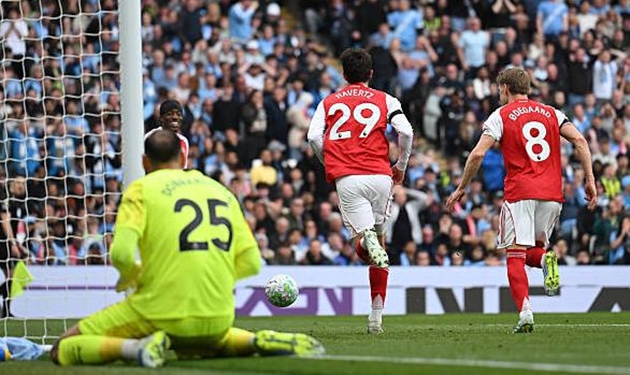 Sai lầm của Donnarumma giúp Arsenal gỡ hòa 1-1.