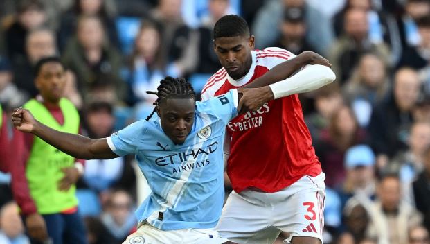 Cristhian Mosquera – 6.5: Đối đầu một-một với Jérémy Doku chưa bao giờ là dễ dàng, nhưng Mosquera đã không bị áp đảo và hoàn thành khá tốt nhiệm vụ dù phải nhận thẻ vàng trong hiệp một.

William Saliba – 6: Chơi áp đảo ở đầu trận, góp công vào khởi đầu hưng phấn của Arsenal, nhưng đôi khi mắc lỗi vị trí và không kiểm soát tốt vòng cấm như thường lệ.

Gabriel – 6.1: Bị khuất phục trước đôi chân ảo diệu của Rayan Cherki và cuối cùng thất bại trong cuộc chiến với Erling Haaland. Anh còn may mắn không bị đuổi khỏi sân sau tình huống húc đầu về phía đối phương.

Piero Hincapie – 6.1: Có pha cản phá xuất sắc ngăn chặn Antoine Semenyo trong hiệp một và đảm đương khá tốt nhiệm vụ phòng ngự xuyên suốt trận đấu.

Martin Zubimendi – 6.1: Vất vả theo kèm những pha dâng cao của Nico O’Reilly. Tuyến giữa Arsenal thường xuyên để Man City xuyên phá trong hiệp một.

Declan Rice – 6.2: Được giao nhiệm vụ vô hiệu hóa Rodri nhưng không thực sự thành công. Đây không phải là màn trình diễn bao quát thường thấy của "máy quét" này.

Martin Odegaard – 6.2: Đội trưởng Arsenal có lần đầu đá chính tại Ngoại hạng Anh kể từ tháng 1 và cần thời gian để bắt nhịp. Anh vẫn chưa tìm lại phong độ tốt nhất.

Noni Madueke – 6.1: Trong một trận đấu đẳng cấp cực cao, Madueke có vẻ chưa đạt tới trình độ tương xứng và bị thay ra sau hiệp một.

Kai Havertz – 6.9: Một màn trình diễn đúng phong cách Havertz mùa 2023-24. Nỗ lực pressing được đền đáp bằng bàn thắng từ sai lầm của Donnarumma. Anh là điểm nối lối chơi hiệu quả, dù sẽ còn tiếc nuối về pha bỏ lỡ cuối trận.

Eberechi Eze – 6.1: Hoạt động năng nổ nhưng đôi khi mất bóng ở những khu vực nguy hiểm. Cú sút uy lực của anh ở phút 60 suýt chút nữa đã giúp Arsenal vượt lên.