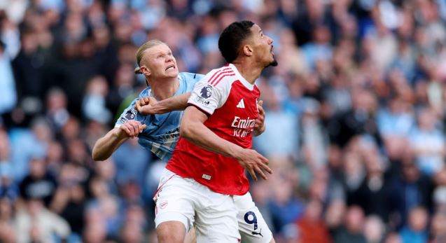 William Saliba – 6: Chơi áp đảo ở đầu trận, góp công vào khởi đầu hưng phấn của Arsenal, nhưng đôi khi mắc lỗi vị trí và không kiểm soát tốt vòng cấm như thường lệ.

Gabriel – 6.1: Bị khuất phục trước đôi chân ảo diệu của Rayan Cherki và cuối cùng thất bại trong cuộc chiến với Erling Haaland. Anh còn may mắn không bị đuổi khỏi sân sau tình huống húc đầu về phía đối phương.

Piero Hincapie – 6.1: Có pha cản phá xuất sắc ngăn chặn Antoine Semenyo trong hiệp một và đảm đương khá tốt nhiệm vụ phòng ngự xuyên suốt trận đấu.

Martin Zubimendi – 6.1: Vất vả theo kèm những pha dâng cao của Nico O’Reilly. Tuyến giữa Arsenal thường xuyên để Man City xuyên phá trong hiệp một.

Declan Rice – 6.2: Được giao nhiệm vụ vô hiệu hóa Rodri nhưng không thực sự thành công. Đây không phải là màn trình diễn bao quát thường thấy của "máy quét" này.

Martin Odegaard – 6.2: Đội trưởng Arsenal có lần đầu đá chính tại Ngoại hạng Anh kể từ tháng 1 và cần thời gian để bắt nhịp. Anh vẫn chưa tìm lại phong độ tốt nhất.

Noni Madueke – 6.1: Trong một trận đấu đẳng cấp cực cao, Madueke có vẻ chưa đạt tới trình độ tương xứng và bị thay ra sau hiệp một.

Kai Havertz – 6.9: Một màn trình diễn đúng phong cách Havertz mùa 2023-24. Nỗ lực pressing được đền đáp bằng bàn thắng từ sai lầm của Donnarumma. Anh là điểm nối lối chơi hiệu quả, dù sẽ còn tiếc nuối về pha bỏ lỡ cuối trận.

Eberechi Eze – 6.1: Hoạt động năng nổ nhưng đôi khi mất bóng ở những khu vực nguy hiểm. Cú sút uy lực của anh ở phút 60 suýt chút nữa đã giúp Arsenal vượt lên.