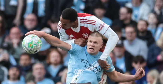 Gabriel – 6.1: Bị khuất phục trước đôi chân ảo diệu của Rayan Cherki và cuối cùng thất bại trong cuộc chiến với Erling Haaland. Anh còn may mắn không bị đuổi khỏi sân sau tình huống húc đầu về phía đối phương.

Piero Hincapie – 6.1: Có pha cản phá xuất sắc ngăn chặn Antoine Semenyo trong hiệp một và đảm đương khá tốt nhiệm vụ phòng ngự xuyên suốt trận đấu.

Martin Zubimendi – 6.1: Vất vả theo kèm những pha dâng cao của Nico O’Reilly. Tuyến giữa Arsenal thường xuyên để Man City xuyên phá trong hiệp một.

Declan Rice – 6.2: Được giao nhiệm vụ vô hiệu hóa Rodri nhưng không thực sự thành công. Đây không phải là màn trình diễn bao quát thường thấy của "máy quét" này.

Martin Odegaard – 6.2: Đội trưởng Arsenal có lần đầu đá chính tại Ngoại hạng Anh kể từ tháng 1 và cần thời gian để bắt nhịp. Anh vẫn chưa tìm lại phong độ tốt nhất.

Noni Madueke – 6.1: Trong một trận đấu đẳng cấp cực cao, Madueke có vẻ chưa đạt tới trình độ tương xứng và bị thay ra sau hiệp một.

Kai Havertz – 6.9: Một màn trình diễn đúng phong cách Havertz mùa 2023-24. Nỗ lực pressing được đền đáp bằng bàn thắng từ sai lầm của Donnarumma. Anh là điểm nối lối chơi hiệu quả, dù sẽ còn tiếc nuối về pha bỏ lỡ cuối trận.

Eberechi Eze – 6.1: Hoạt động năng nổ nhưng đôi khi mất bóng ở những khu vực nguy hiểm. Cú sút uy lực của anh ở phút 60 suýt chút nữa đã giúp Arsenal vượt lên.