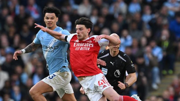 Declan Rice – 6.2: Được giao nhiệm vụ vô hiệu hóa Rodri nhưng không thực sự thành công. Đây không phải là màn trình diễn bao quát thường thấy của "máy quét" này.

Martin Odegaard – 6.2: Đội trưởng Arsenal có lần đầu đá chính tại Ngoại hạng Anh kể từ tháng 1 và cần thời gian để bắt nhịp. Anh vẫn chưa tìm lại phong độ tốt nhất.

Noni Madueke – 6.1: Trong một trận đấu đẳng cấp cực cao, Madueke có vẻ chưa đạt tới trình độ tương xứng và bị thay ra sau hiệp một.

Kai Havertz – 6.9: Một màn trình diễn đúng phong cách Havertz mùa 2023-24. Nỗ lực pressing được đền đáp bằng bàn thắng từ sai lầm của Donnarumma. Anh là điểm nối lối chơi hiệu quả, dù sẽ còn tiếc nuối về pha bỏ lỡ cuối trận.

Eberechi Eze – 6.1: Hoạt động năng nổ nhưng đôi khi mất bóng ở những khu vực nguy hiểm. Cú sút uy lực của anh ở phút 60 suýt chút nữa đã giúp Arsenal vượt lên.