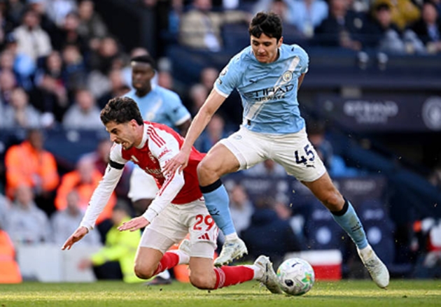 Trung vệ: Abdukodir Khusanov – 7.2 điểm Một màn trình diễn thực sự mạnh mẽ từ trung vệ trẻ. Khusanov giống như một "quái vật" ở hàng thủ khi càn quét và dọn dẹp hầu hết các tình huống nguy hiểm hướng về phía vòng cấm Man City, đồng thời phối hợp cực kỳ ăn ý với Rodri để duy trì sự an toàn.