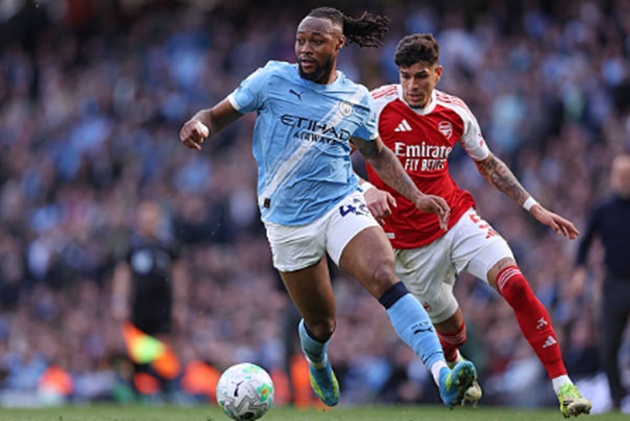 Tiền vệ cánh phải: Antoine Semenyo – 6.9 điểm Dù di chuyển thông minh và liên tục xuất hiện ở những vị trí nhạy cảm, đây lại không phải là một ngày thi đấu thực sự may mắn đối với Semenyo. Những đường chuyền cuối cùng hoặc các pha dứt điểm của anh thường thiếu đi một chút chính xác để mang lại hiệu quả tối đa.