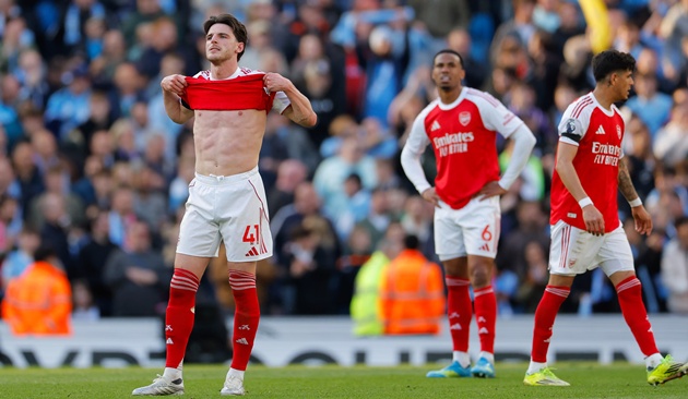 Arsenal đánh mất chính mình ở cuộc đua vô địch