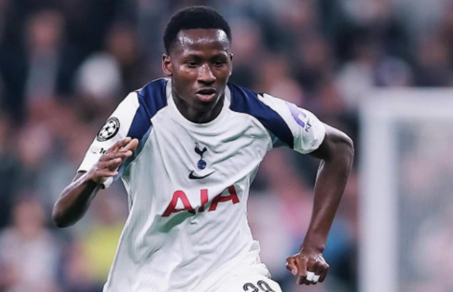Pape Matar Sarr trong màu áo Tottenham.