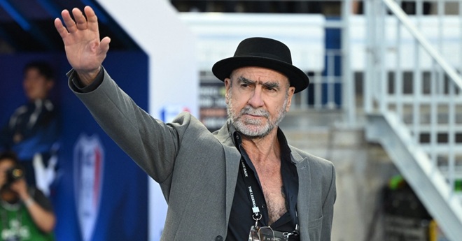 Ngoại hình của Cantona gây ấn tượng mạnh.