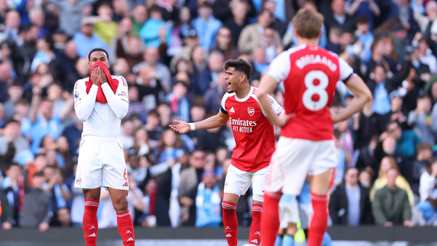 Cuộc đua vô địch của Arsenal gặp trở ngại lớn sau trận thua Man City.