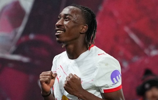 Yan Diomande thi đấu chói sáng.