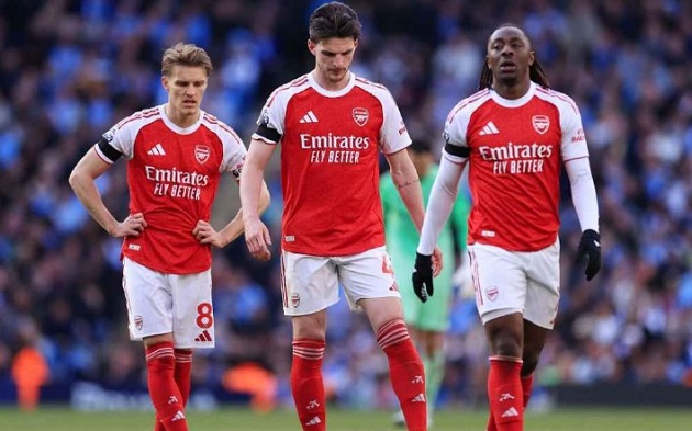 Arsenal thất bại trong cuộc đối đầu trực tiếp với Man City.