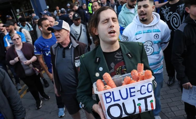 Cổ động viên Chelsea dùng cà rốt để phản đối ban lãnh đạo đội bóng.