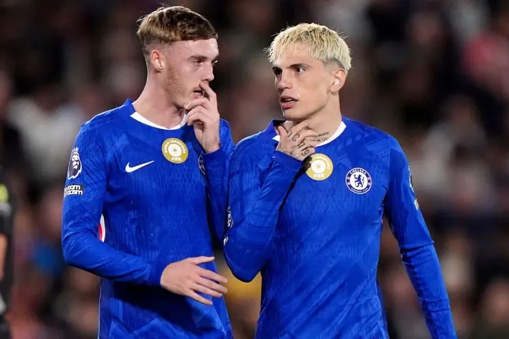 Cole Palmer và Alejandro Garnacho trong màu áo Chelsea.