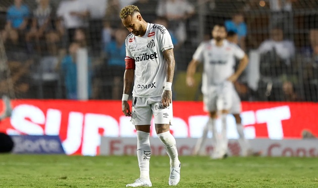 Neymar đã trải qua một sự trở lại đầy khó khăn tại Santos