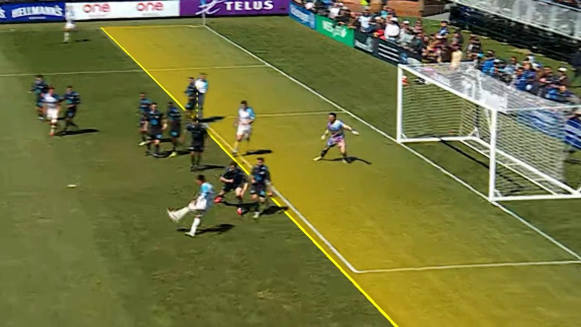 Bàn thắng được công nhận dù cầu thủ ghi bàn đứng ngang hàng với đối phương.