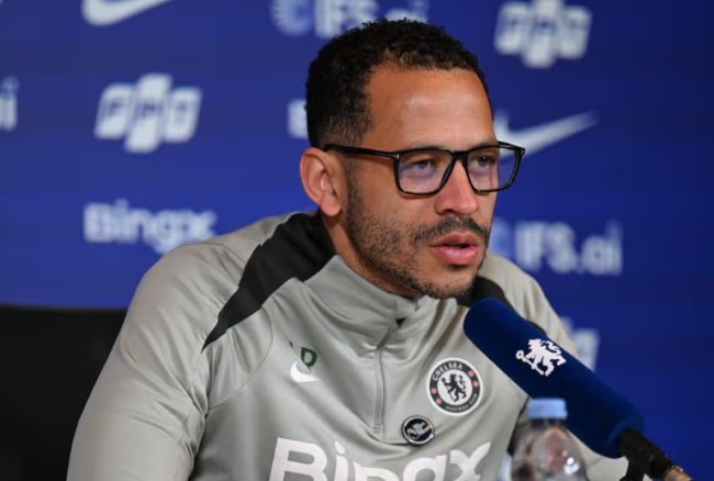 HLV Liam Rosenior đối mặt áp lực lớn.