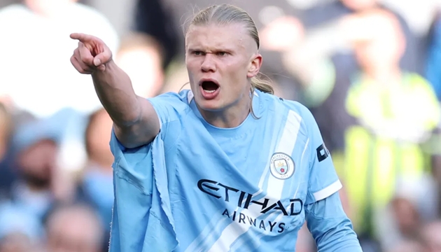 Áo Erling Haaland rách tả tơi sau va chạm với Gabriel Magalhaes.