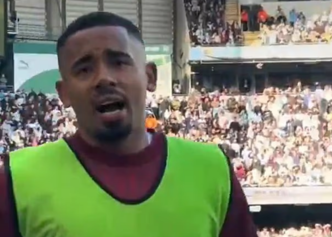 Jesus phản ứng với CĐV Man City.