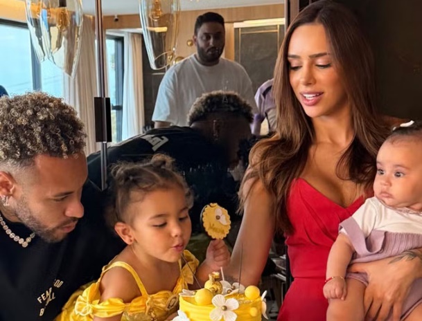 Neymar và bạn gái đứng trước những tin đồn rạn nứt.