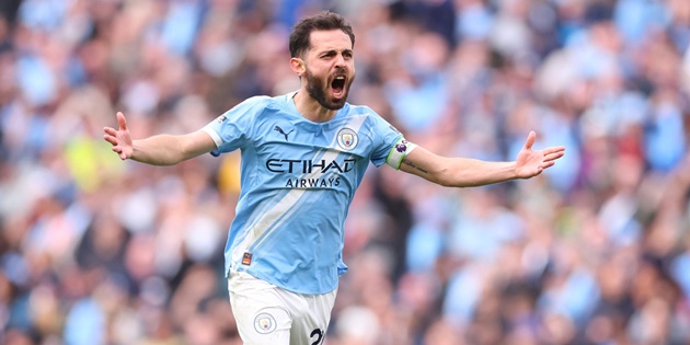 Silva nhỏ con nhưng có thể làm mọi việc trên sân