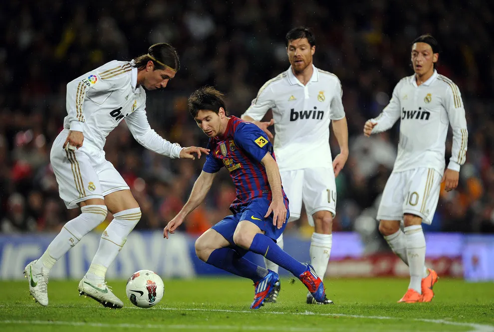 Barca kiên trì tấn công trước khối bê tông Real.