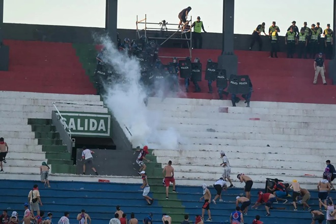 Ảnh bài viết Fan nữ mang thai ngất xỉu giữa bạo loạn ở trận derby Paraguay