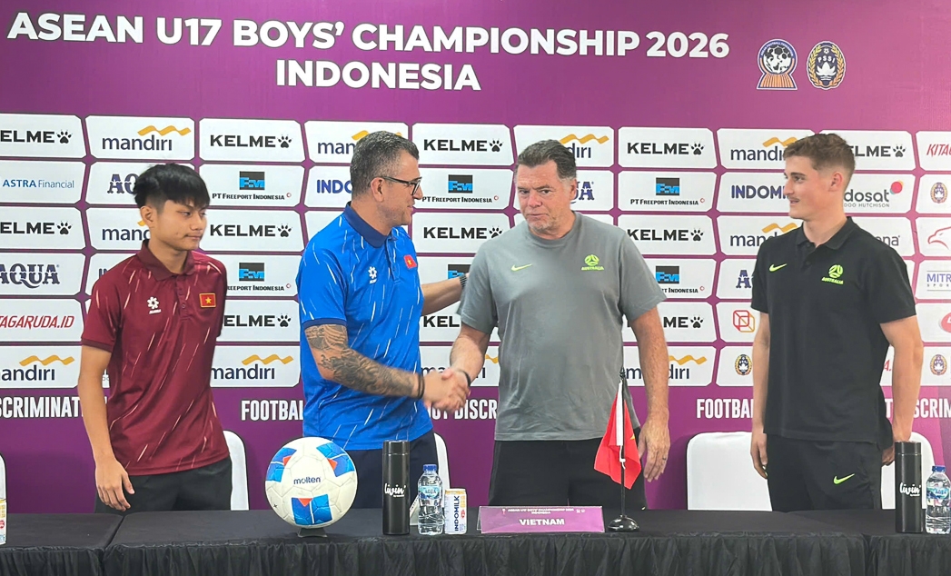 HLV U17 Việt Nam Cristiano Roland bắt tay đồng nghiệp bên kia chiến tuyến Carl Veart của U17 Australia. Ảnh: VFF.