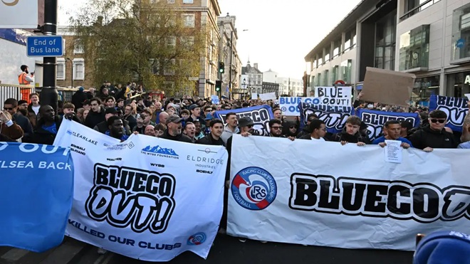 CĐV Chelsea đã bắt đầu biểu tình.