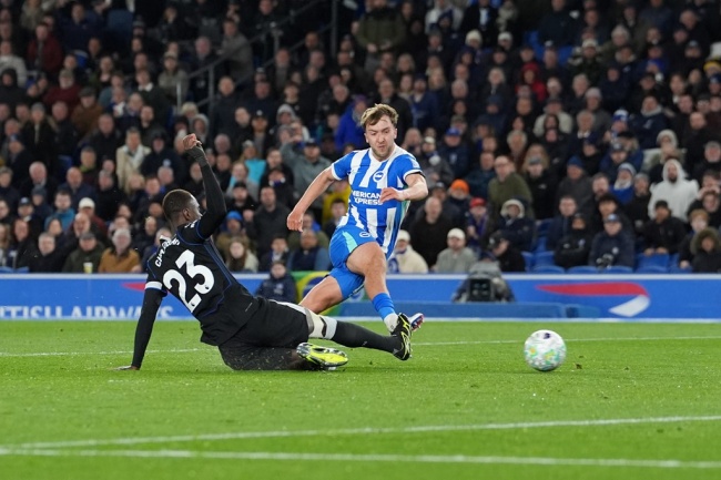 Trevoh Chalobah - 6.4 điểm. Chalobah là điểm sáng hiếm hoi ở hàng phòng ngự. Anh có pha cứu thua ngay trên vạch vôi để ngăn cản cú dứt điểm của Hinshelwood sau sai lầm của đồng đội.