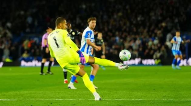 Ảnh bài viết Robert Sanchez bị chế giễu vì pha bay người kiểu Superman