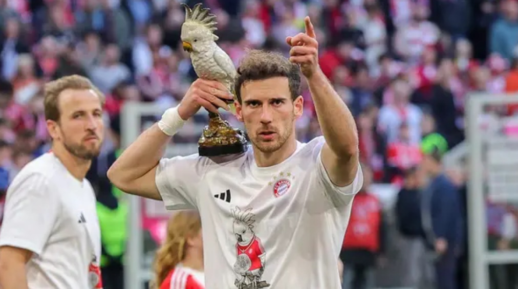 Ảnh bài viết Sự thật về bức tượng vẹt trong lễ ăn mừng vô địch của Bayern