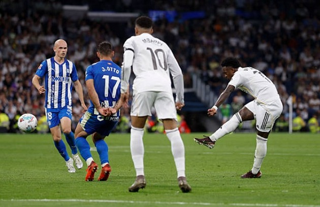 Vinicius xua tan chỉ trích bằng màn trình diễn ấn tượng.