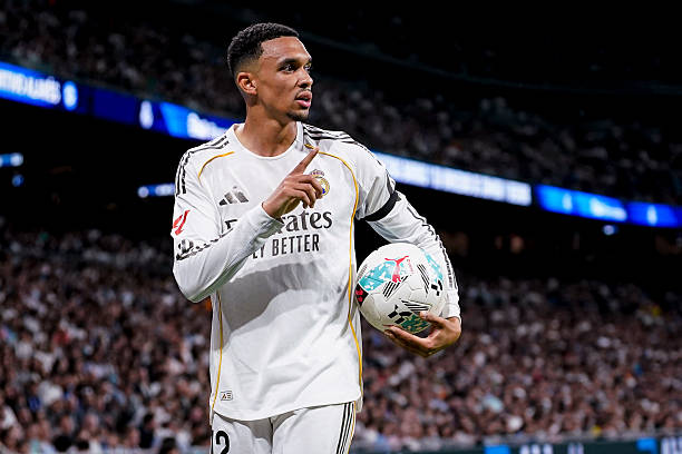 Trent Alexander-Arnold — 7 điểm: Tung ra những đường tạt bóng nguy hiểm vào vòng cấm và đảm bảo tốt chiều rộng đội hình bên hành lang phải.