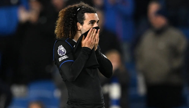 Cucurella và các đồng đội phơi áo trước Brighton.