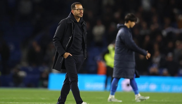 HLV Liam Rosenior biết trước viễn cảnh bị sa thải.