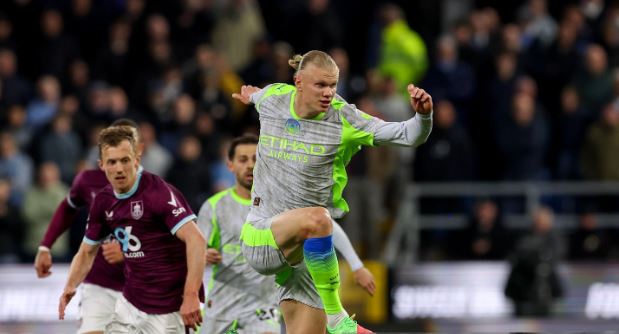 Haaland khiến hàng thủ Burnley gặp khó.