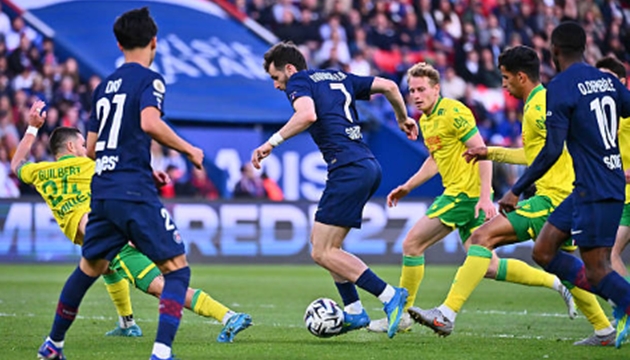 Kvaratskhelia giữa vòng vây hậu vệ Nantes.