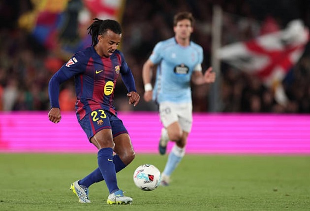 Jules Kounde (7.4): Dù khởi đầu có chút chật vật như thường thấy ở mùa này, hậu vệ người Pháp đã nhanh chóng bắt nhịp, chơi chắc chắn và cải thiện đáng kể phong độ trong phần còn lại của trận đấu.

Pau Cubarsi (7.5): Thêm một màn trình diễn phòng ngự vô cùng chắc chắn và điềm tĩnh đến từ trung vệ trẻ. Anh đã hóa giải xuất sắc mọi tình huống tấn công nguy hiểm hướng về phía khung thành đội nhà.

Gerard Martin (7.5): Một phát hiện thú vị ở hàng thủ Barca mùa này. Anh tiếp tục có một màn trình diễn thực sự nổi bật, xứng đáng nhận được sự tin tưởng cho một vị trí quan trọng trong đội hình.

Joao Cancelo (6.1): Trận đấu không may mắn khi anh chỉ thi đấu được vỏn vẹn 21 phút. Cancelo buộc phải rời sân sớm do dính một chấn thương khá đau ở vùng đùi và đầu gối.

Eric Garcia (6.9): Thường xuyên chơi lùi quá sâu ở hiệp một khiến tuyến giữa gặp khó khăn. Anh phải nhận thẻ vàng muộn và sẽ bị treo giò trong chuyến làm khách trước Getafe vào cuối tuần.

Pedri (7.3): Gặp chút khó khăn trong việc cầm nhịp ở hiệp một. Tuy nhiên, anh đã thi đấu khởi sắc và trở lại với phiên bản tốt nhất trong hiệp hai, đặc biệt khi Frenkie de Jong có mặt.

Lamine Yamal (7.2): Là mối đe dọa tấn công lớn nhất của Barca trong hiệp một. Tự mình mang về quả phạt đền và ghi bàn thắng duy nhất. Tuy nhiên, việc anh dính chấn thương khi ghi bàn là nỗi lo lớn.

Dani Olmo (6.8): Dù chơi tốt thời gian qua nhưng hôm nay là một ngày thi đấu dưới sức. Olmo tỏ ra khá thiếu sắc bén và hiệu quả trong các pha xử lý ở một phần ba cuối sân.

Gavi (6.9): Xuất phát ở vị trí chạy cánh trái nhưng tiền vệ này gặp nhiều khó khăn và không tạo được tầm ảnh hưởng như mong đợi. Hệ quả là anh đã bị thay ra nghỉ ngay khi hiệp một khép lại.

Ferran Torres (6.8): Có pha bắt volley tuyệt đẹp tung lưới đối phương nhưng bàn thắng bị VAR từ chối do việt vị trong gang tấc. Ngoài tình huống đó, khả năng dứt điểm của tiền đạo này nhìn chung không quá ấn tượng.