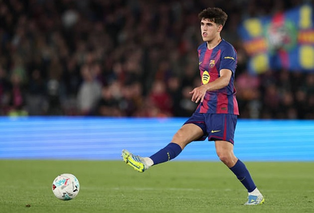 Pau Cubarsi (7.5): Thêm một màn trình diễn phòng ngự vô cùng chắc chắn và điềm tĩnh đến từ trung vệ trẻ. Anh đã hóa giải xuất sắc mọi tình huống tấn công nguy hiểm hướng về phía khung thành đội nhà.

Gerard Martin (7.5): Một phát hiện thú vị ở hàng thủ Barca mùa này. Anh tiếp tục có một màn trình diễn thực sự nổi bật, xứng đáng nhận được sự tin tưởng cho một vị trí quan trọng trong đội hình.

Joao Cancelo (6.1): Trận đấu không may mắn khi anh chỉ thi đấu được vỏn vẹn 21 phút. Cancelo buộc phải rời sân sớm do dính một chấn thương khá đau ở vùng đùi và đầu gối.

Eric Garcia (6.9): Thường xuyên chơi lùi quá sâu ở hiệp một khiến tuyến giữa gặp khó khăn. Anh phải nhận thẻ vàng muộn và sẽ bị treo giò trong chuyến làm khách trước Getafe vào cuối tuần.

Pedri (7.3): Gặp chút khó khăn trong việc cầm nhịp ở hiệp một. Tuy nhiên, anh đã thi đấu khởi sắc và trở lại với phiên bản tốt nhất trong hiệp hai, đặc biệt khi Frenkie de Jong có mặt.

Lamine Yamal (7.2): Là mối đe dọa tấn công lớn nhất của Barca trong hiệp một. Tự mình mang về quả phạt đền và ghi bàn thắng duy nhất. Tuy nhiên, việc anh dính chấn thương khi ghi bàn là nỗi lo lớn.

Dani Olmo (6.8): Dù chơi tốt thời gian qua nhưng hôm nay là một ngày thi đấu dưới sức. Olmo tỏ ra khá thiếu sắc bén và hiệu quả trong các pha xử lý ở một phần ba cuối sân.

Gavi (6.9): Xuất phát ở vị trí chạy cánh trái nhưng tiền vệ này gặp nhiều khó khăn và không tạo được tầm ảnh hưởng như mong đợi. Hệ quả là anh đã bị thay ra nghỉ ngay khi hiệp một khép lại.

Ferran Torres (6.8): Có pha bắt volley tuyệt đẹp tung lưới đối phương nhưng bàn thắng bị VAR từ chối do việt vị trong gang tấc. Ngoài tình huống đó, khả năng dứt điểm của tiền đạo này nhìn chung không quá ấn tượng.