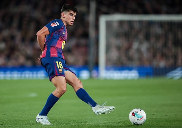 Gerard Martin (7.5): Một phát hiện thú vị ở hàng thủ Barca mùa này. Anh tiếp tục có một màn trình diễn thực sự nổi bật, xứng đáng nhận được sự tin tưởng cho một vị trí quan trọng trong đội hình.

Joao Cancelo (6.1): Trận đấu không may mắn khi anh chỉ thi đấu được vỏn vẹn 21 phút. Cancelo buộc phải rời sân sớm do dính một chấn thương khá đau ở vùng đùi và đầu gối.

Eric Garcia (6.9): Thường xuyên chơi lùi quá sâu ở hiệp một khiến tuyến giữa gặp khó khăn. Anh phải nhận thẻ vàng muộn và sẽ bị treo giò trong chuyến làm khách trước Getafe vào cuối tuần.

Pedri (7.3): Gặp chút khó khăn trong việc cầm nhịp ở hiệp một. Tuy nhiên, anh đã thi đấu khởi sắc và trở lại với phiên bản tốt nhất trong hiệp hai, đặc biệt khi Frenkie de Jong có mặt.

Lamine Yamal (7.2): Là mối đe dọa tấn công lớn nhất của Barca trong hiệp một. Tự mình mang về quả phạt đền và ghi bàn thắng duy nhất. Tuy nhiên, việc anh dính chấn thương khi ghi bàn là nỗi lo lớn.

Dani Olmo (6.8): Dù chơi tốt thời gian qua nhưng hôm nay là một ngày thi đấu dưới sức. Olmo tỏ ra khá thiếu sắc bén và hiệu quả trong các pha xử lý ở một phần ba cuối sân.

Gavi (6.9): Xuất phát ở vị trí chạy cánh trái nhưng tiền vệ này gặp nhiều khó khăn và không tạo được tầm ảnh hưởng như mong đợi. Hệ quả là anh đã bị thay ra nghỉ ngay khi hiệp một khép lại.

Ferran Torres (6.8): Có pha bắt volley tuyệt đẹp tung lưới đối phương nhưng bàn thắng bị VAR từ chối do việt vị trong gang tấc. Ngoài tình huống đó, khả năng dứt điểm của tiền đạo này nhìn chung không quá ấn tượng.