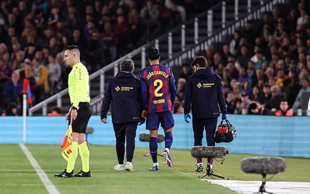 Joao Cancelo (6.1): Trận đấu không may mắn khi anh chỉ thi đấu được vỏn vẹn 21 phút. Cancelo buộc phải rời sân sớm do dính một chấn thương khá đau ở vùng đùi và đầu gối.

Eric Garcia (6.9): Thường xuyên chơi lùi quá sâu ở hiệp một khiến tuyến giữa gặp khó khăn. Anh phải nhận thẻ vàng muộn và sẽ bị treo giò trong chuyến làm khách trước Getafe vào cuối tuần.

Pedri (7.3): Gặp chút khó khăn trong việc cầm nhịp ở hiệp một. Tuy nhiên, anh đã thi đấu khởi sắc và trở lại với phiên bản tốt nhất trong hiệp hai, đặc biệt khi Frenkie de Jong có mặt.

Lamine Yamal (7.2): Là mối đe dọa tấn công lớn nhất của Barca trong hiệp một. Tự mình mang về quả phạt đền và ghi bàn thắng duy nhất. Tuy nhiên, việc anh dính chấn thương khi ghi bàn là nỗi lo lớn.

Dani Olmo (6.8): Dù chơi tốt thời gian qua nhưng hôm nay là một ngày thi đấu dưới sức. Olmo tỏ ra khá thiếu sắc bén và hiệu quả trong các pha xử lý ở một phần ba cuối sân.

Gavi (6.9): Xuất phát ở vị trí chạy cánh trái nhưng tiền vệ này gặp nhiều khó khăn và không tạo được tầm ảnh hưởng như mong đợi. Hệ quả là anh đã bị thay ra nghỉ ngay khi hiệp một khép lại.

Ferran Torres (6.8): Có pha bắt volley tuyệt đẹp tung lưới đối phương nhưng bàn thắng bị VAR từ chối do việt vị trong gang tấc. Ngoài tình huống đó, khả năng dứt điểm của tiền đạo này nhìn chung không quá ấn tượng.