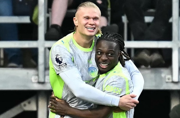 Man City có chiến thắng quan trọng trước Burnley để leo lên vị trí đầu bảng.