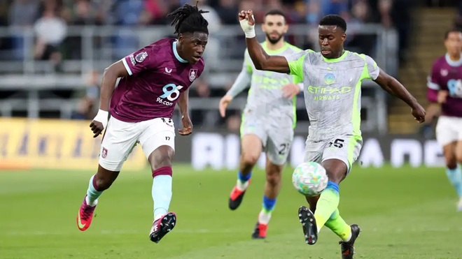 Burnley đã gây khó khăn lớn cho Man City.